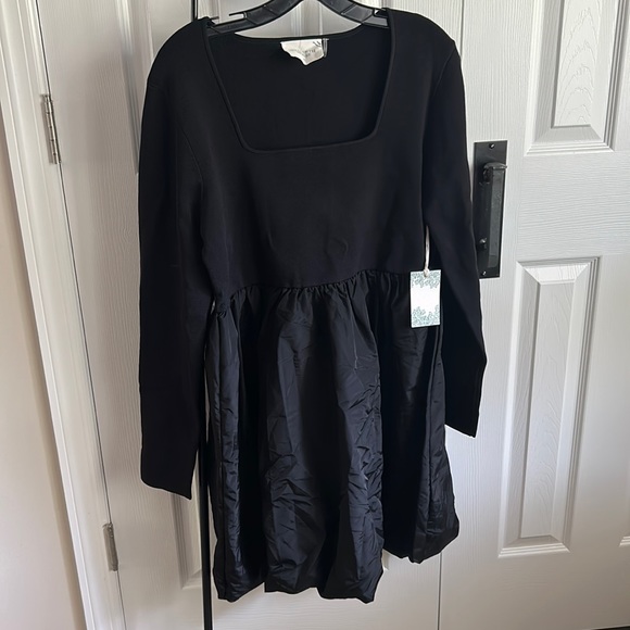 Black Bubble Skirt Cecilia Mini Dress
HYACINTH HOUSE - Picture 6 of 9